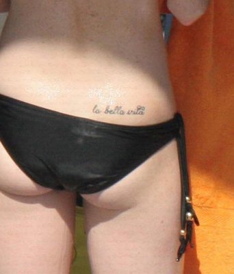 Lindsay-Lohan-Italian-word-lower-back-tattoo.jpg