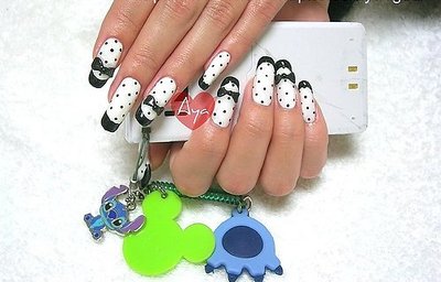 chic_french_nails_ebd43_24336624.jpg