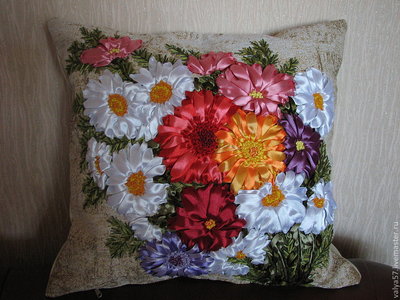 caf4758799-dlya-doma-interera-podushka-romashki-gerbery-n4828.jpg