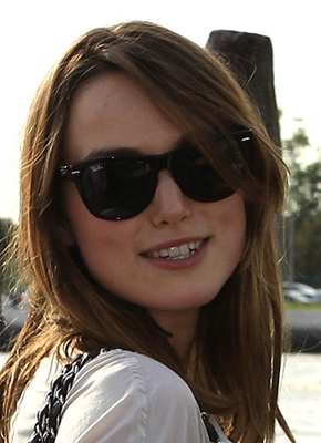 keira-knightley-and-ray-ban-original-wayfarer-2140-sunglasses-gallery.png