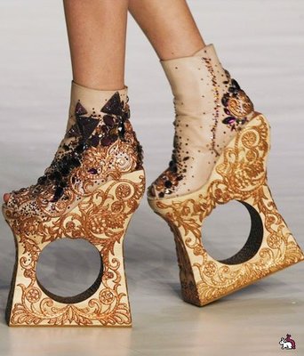 1330935623_1330774786_guo_pei_mcqueen_shoes.jpg