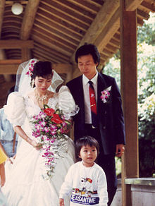 220px-Western_wedding_dress_in_Taiwan.jpg