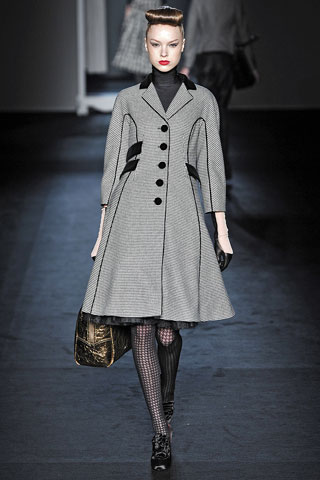 1252126085_moschino.jpg