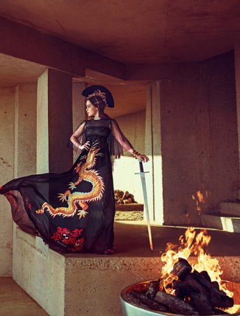 1431464764_emilia-clarke-bazaar-us-05_345x453.jpg
