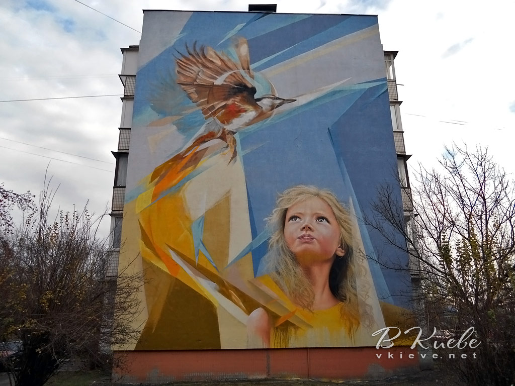 mural-devochka-s-pticej-na-sineozernoj-02.jpg