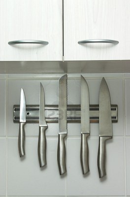 779048-set-of-knives-hanging-on-the-magnet.jpg